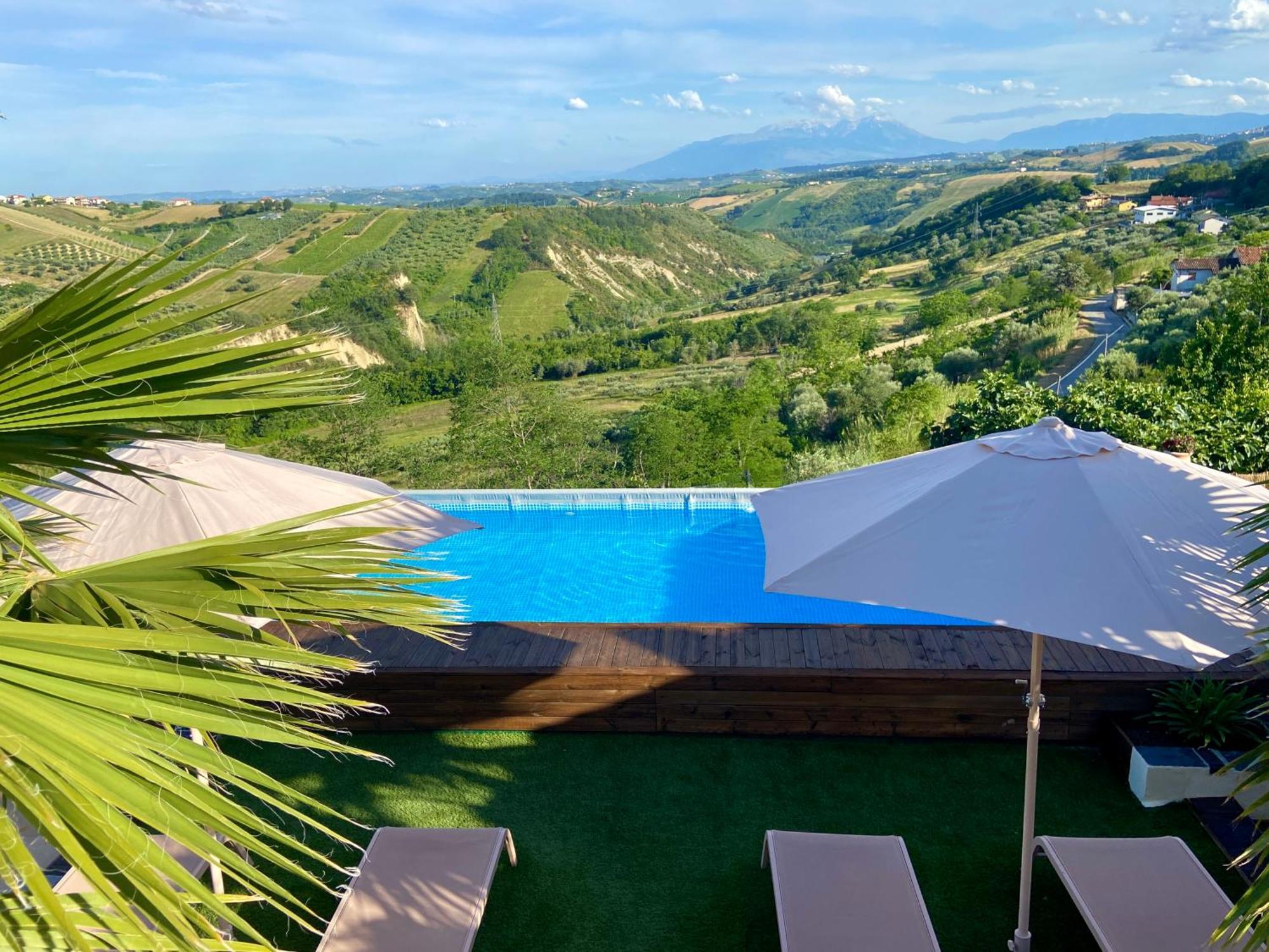 Bed And Adventure Tramontana Resort - Camera Vista Castilenti Exteriör bild